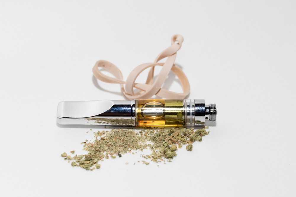 THC vape cartridge with kief